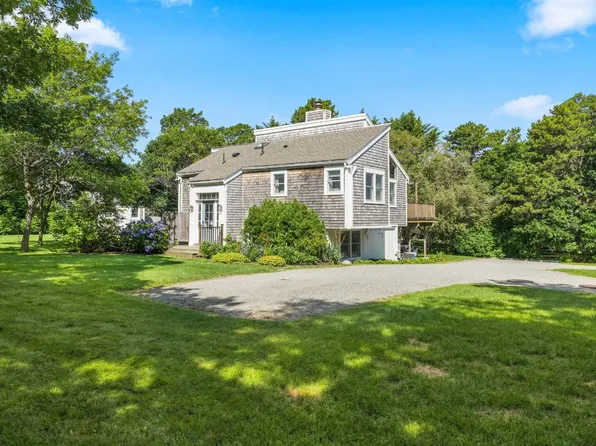 9 Chickawaukee St, Oak Bluffs, MA 02557