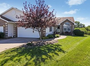 808 Falcon Dr, Le Claire, IA 52753
