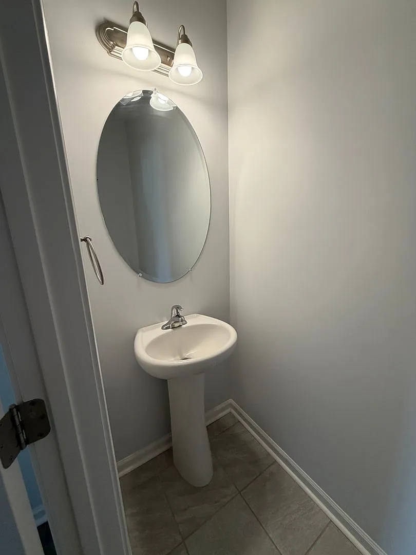 3 bed, 2.5 bath, 1603 sqft, $2,300 — Photo 4