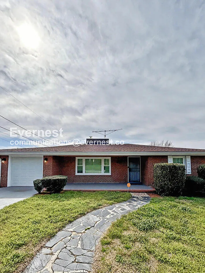 3 bed, 2.0 bath, 2400 sqft, $1,845 — Photo 2