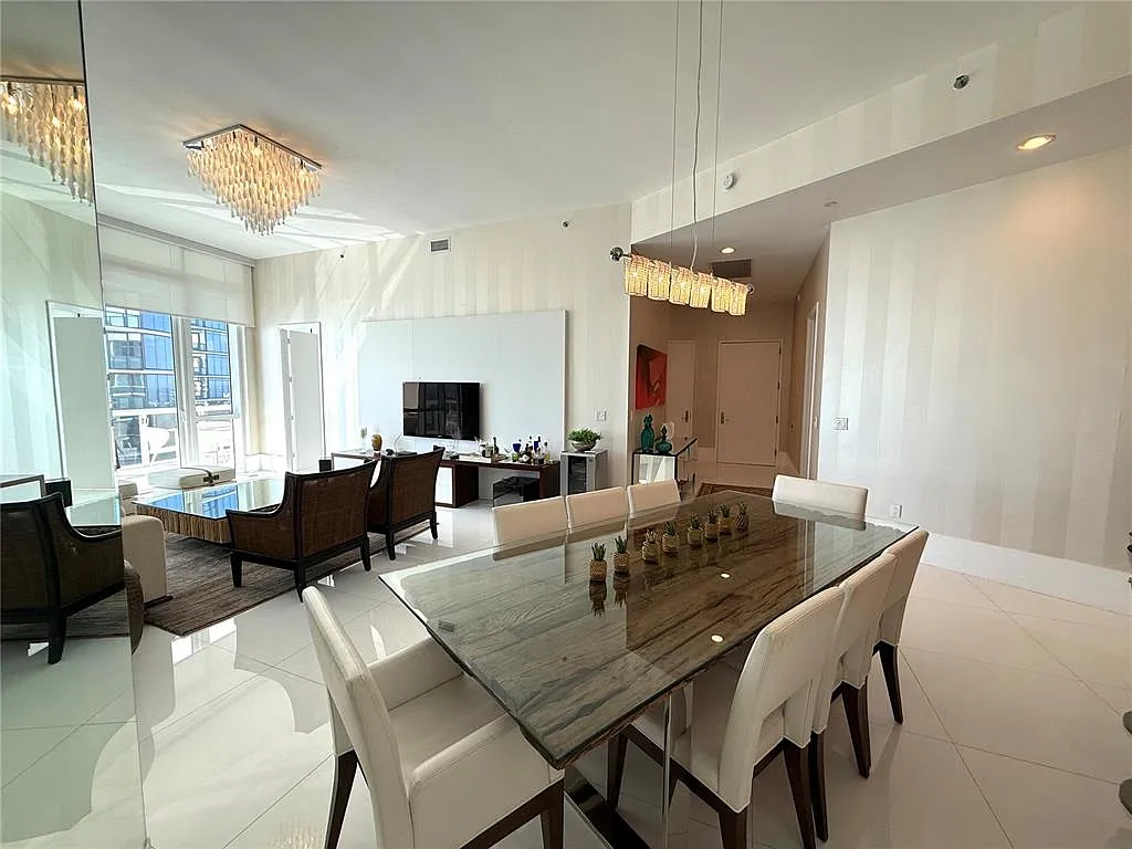 Collins Ave, Sunny Isles Beach — Photo 2
