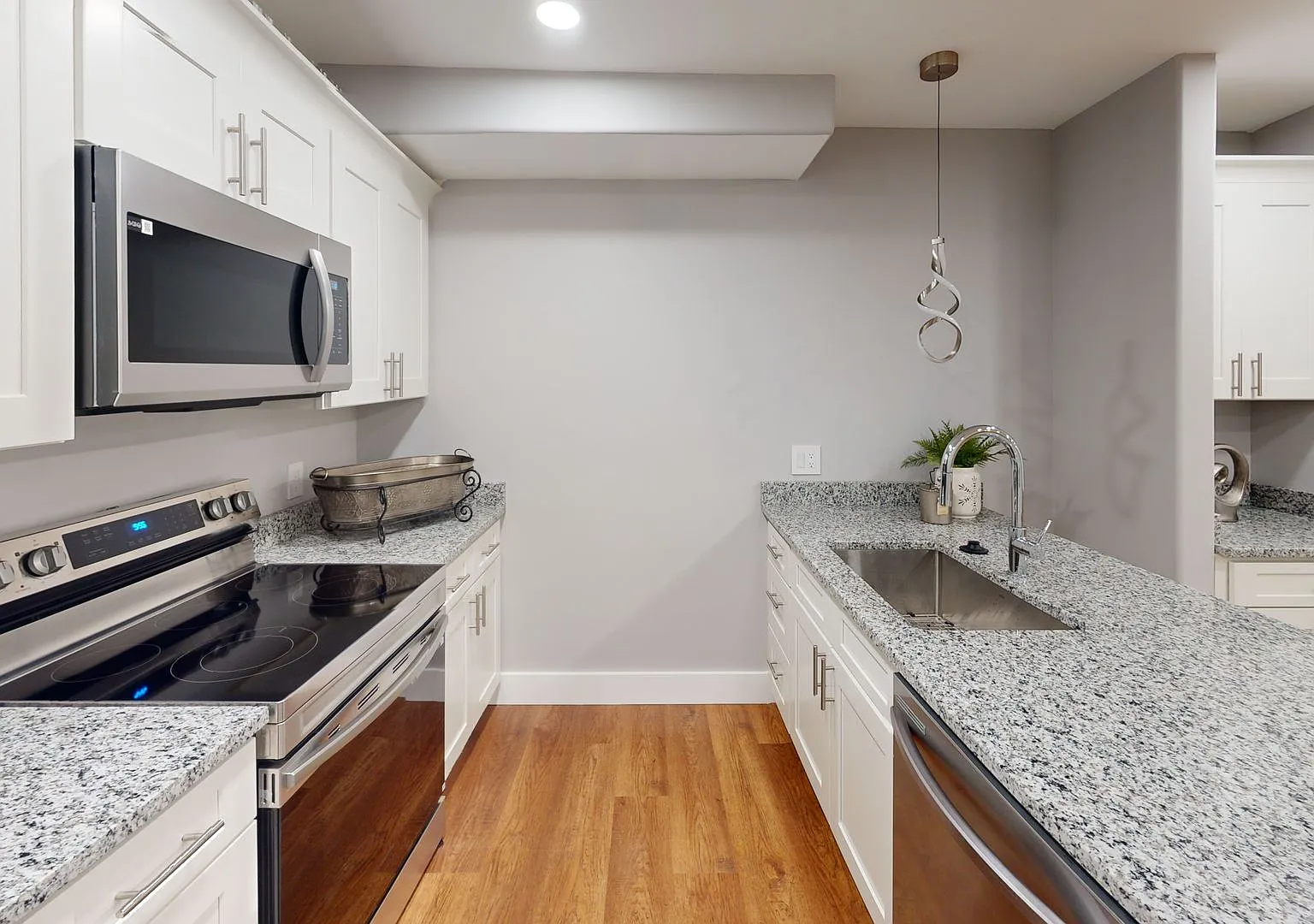 Waitlist for Aug2027Jul2028 Now Open! |5BR/5BA Off-Campus Home Near UTK | Private Ensuite Baths |... — Photo 3