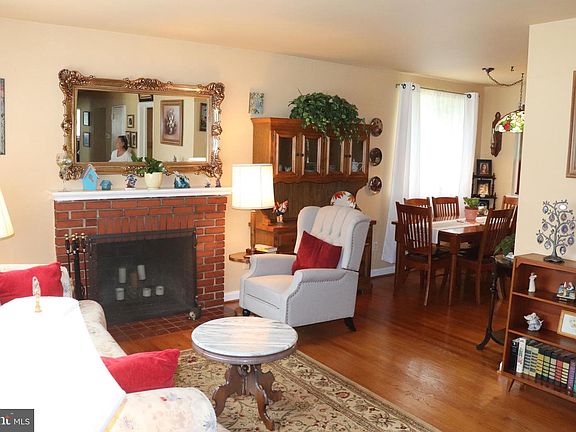 3rd image of 3906 Bruce Ln