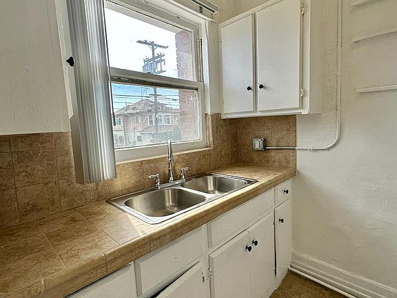 4th image of 1647 W 11th St APT 208