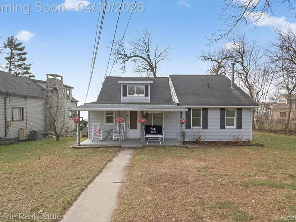 636 Thompson Lake Ave, Howell, MI 48843