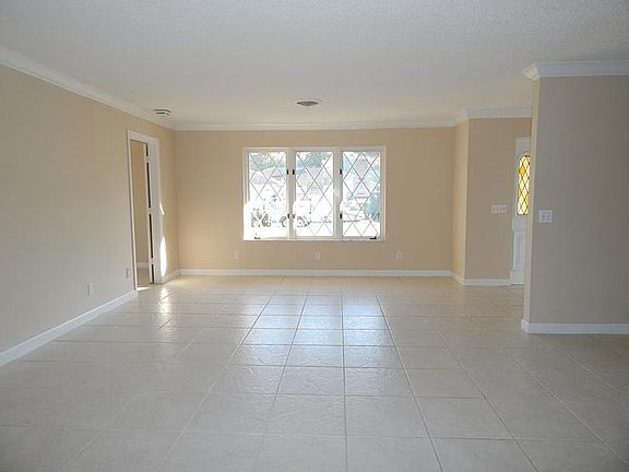 3rd image of 18 Forest Park Dr