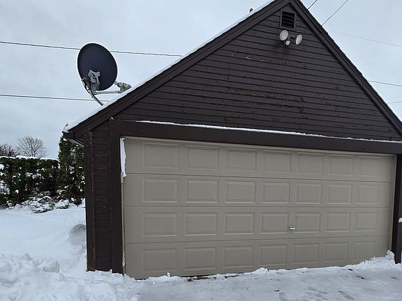 5th image of 843 Wilson St