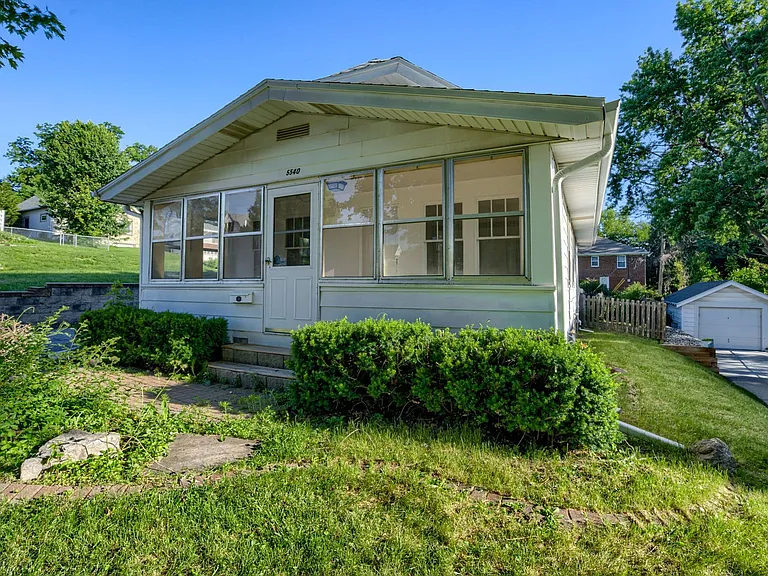 5540 Pine St — Photo 2