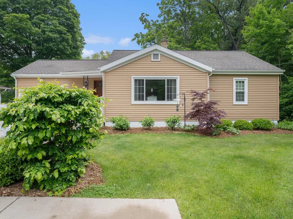 5877 Dowling St, Montague, MI 49437