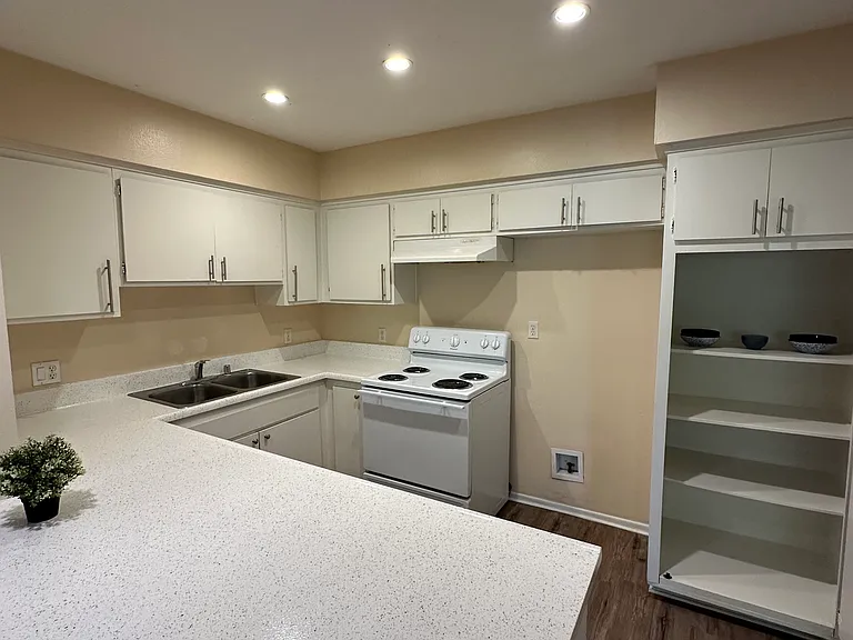 Amberwood Garden Apartments — Photo 32