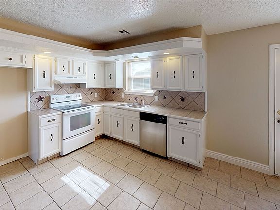 2nd image of 2515 Spruce Dr