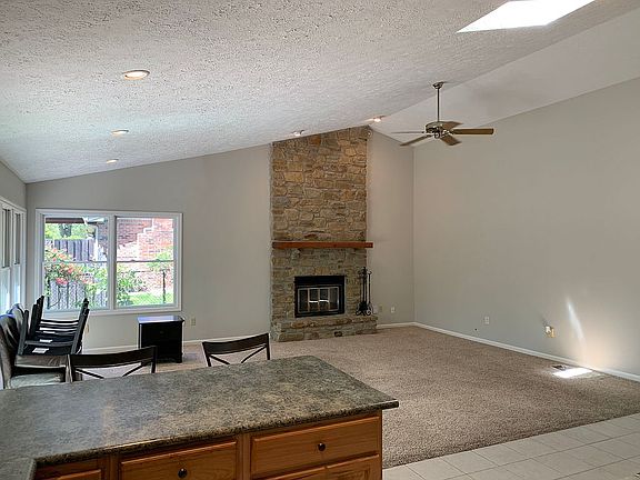 3rd image of 50 Waterford Ct