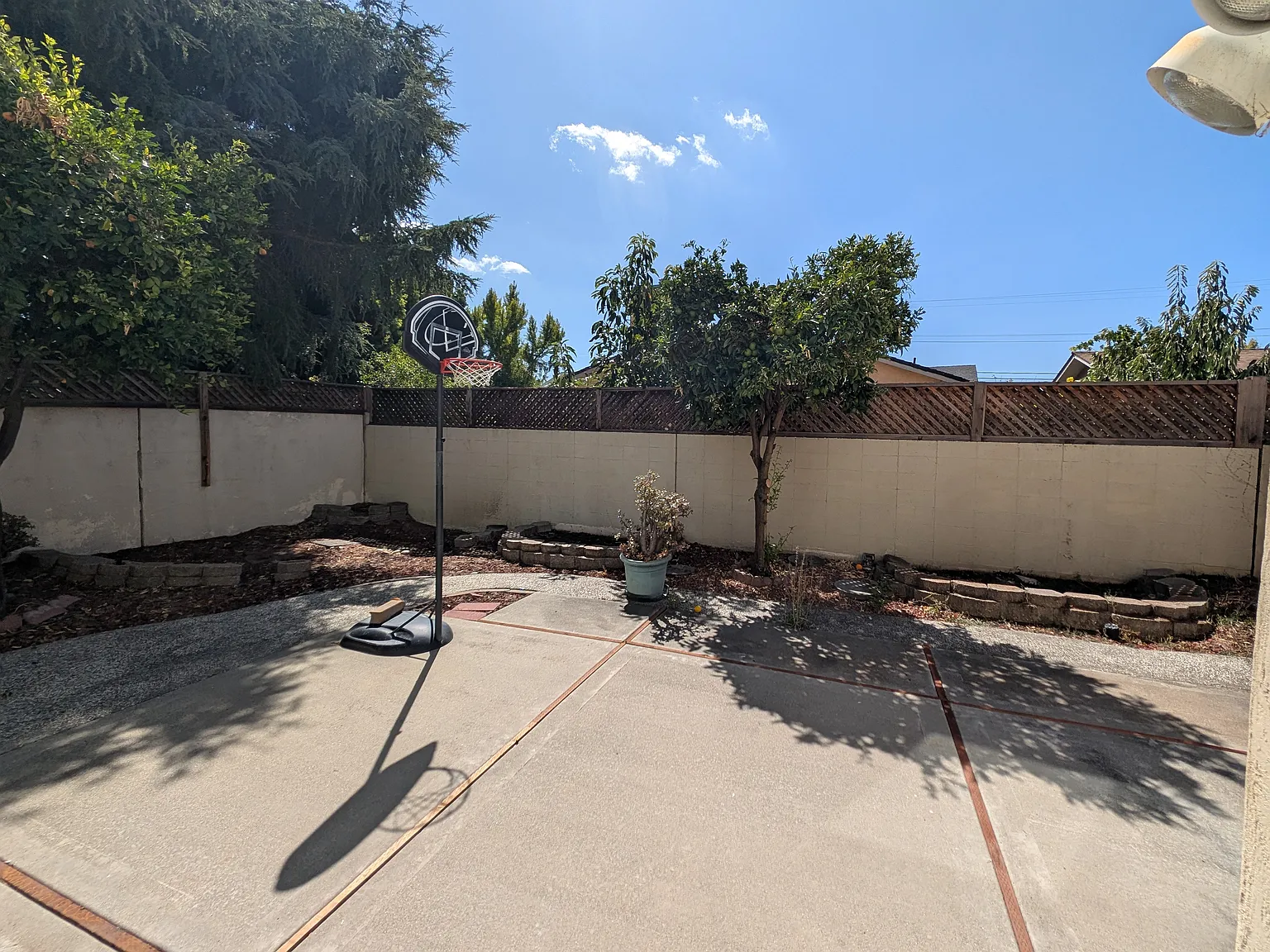 4 bed, 2.5 bath, 1712 sqft, $4,200 — Photo 1