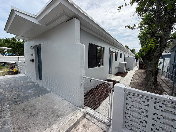 4th image of 244 NW 48th St