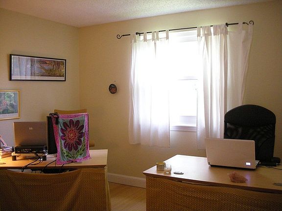 3rd image of 214 Dahlia Dr