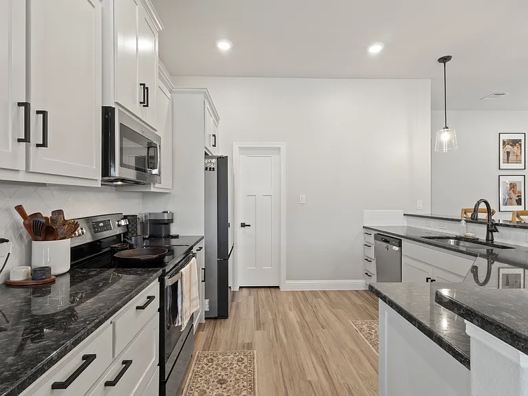 616 Charlotte Ln — Photo 1