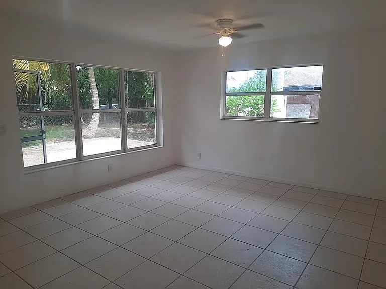 454 NW 13th Dr — Photo 2