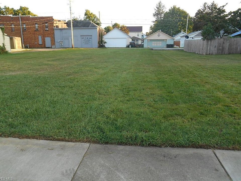 1st image of 121 W Main St