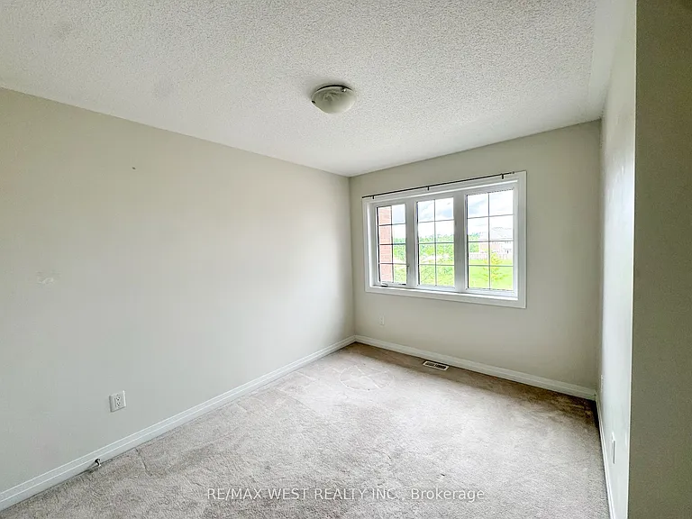 186 Parkinson Cres — Photo 13