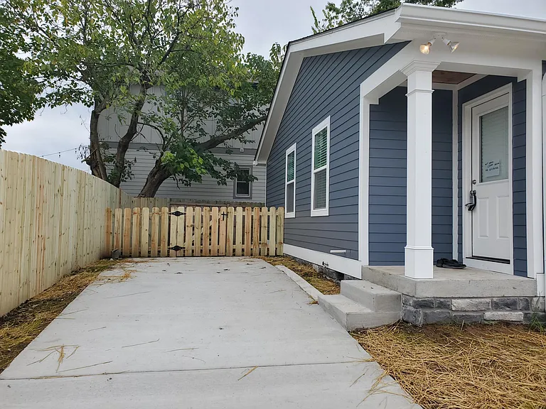 6018 California Ave — Photo 3