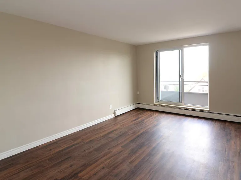 76 Aikman Ave — Photo 4