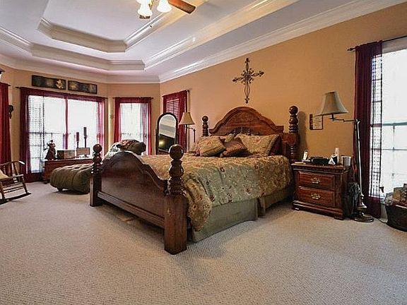 5th image of 205 Wisteria Dr