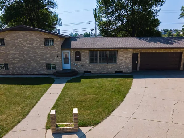 109 25th St NW, Minot, ND 58703