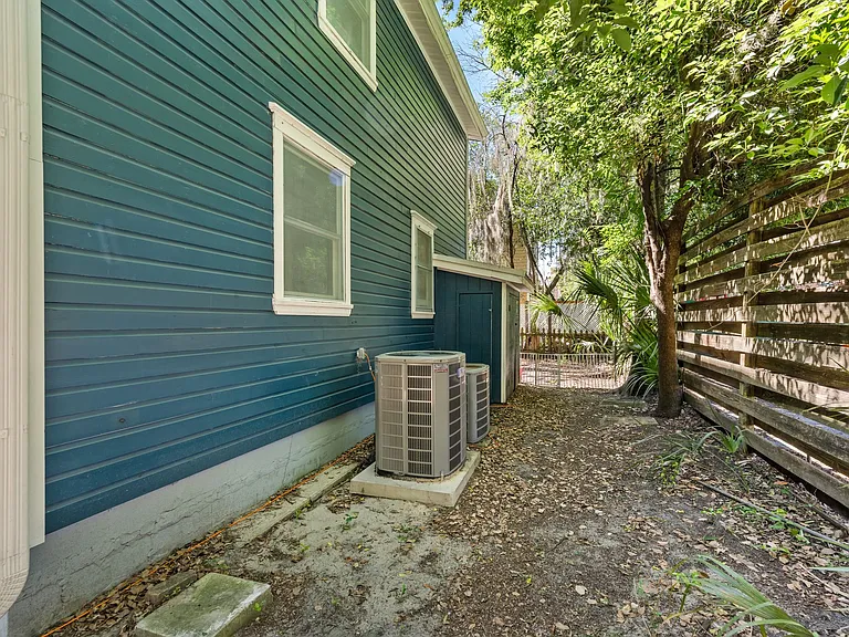516 NE 2nd St — Photo 35