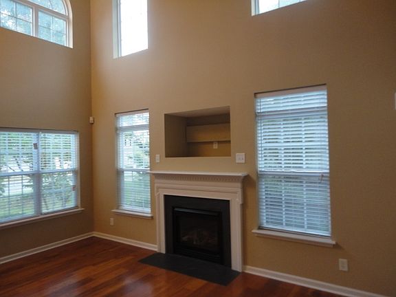 3rd image of 1142 Briarwood Dr