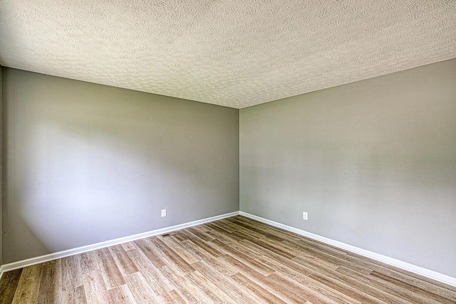 3 bed, 988 sqft, $1,650 — Photo 4