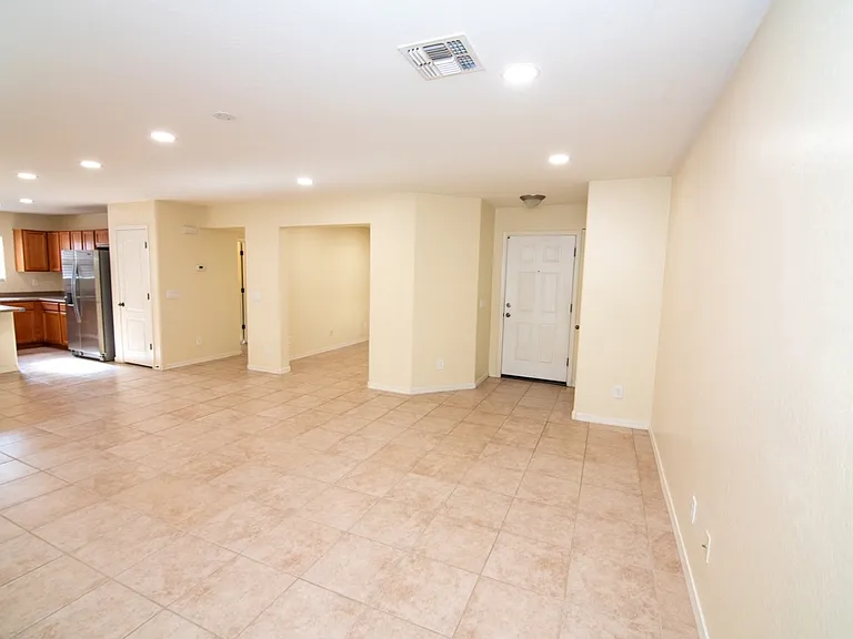 915 W Desert Hills Dr — Photo 12