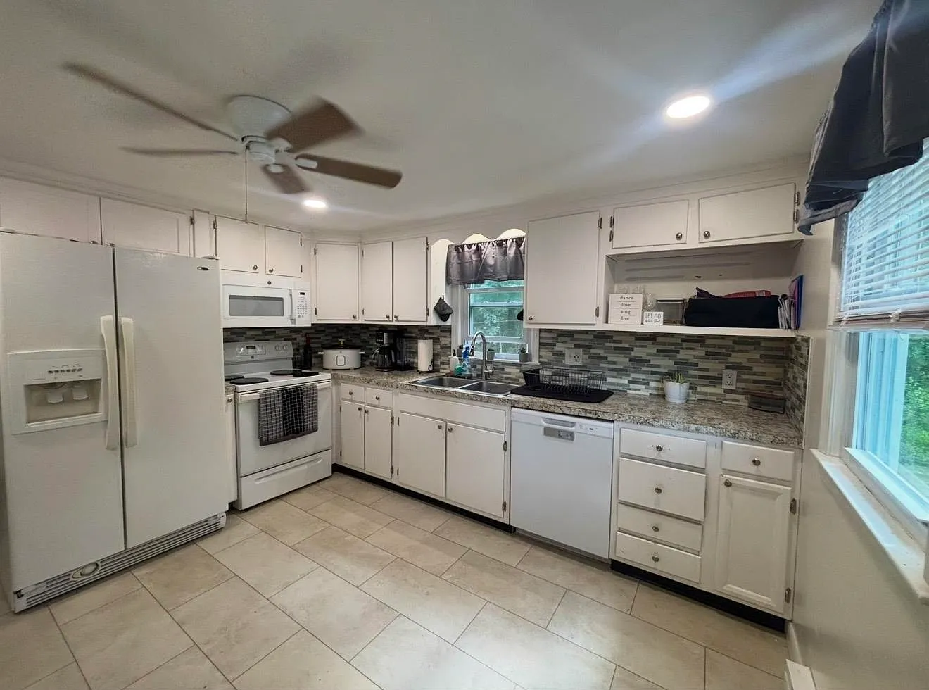 2 bed, 1.0 bath, 1044 sqft, $3,000 — Photo 3