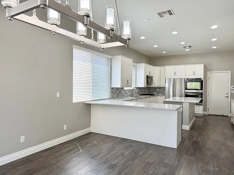 2752 Glen Port St — Photo 12