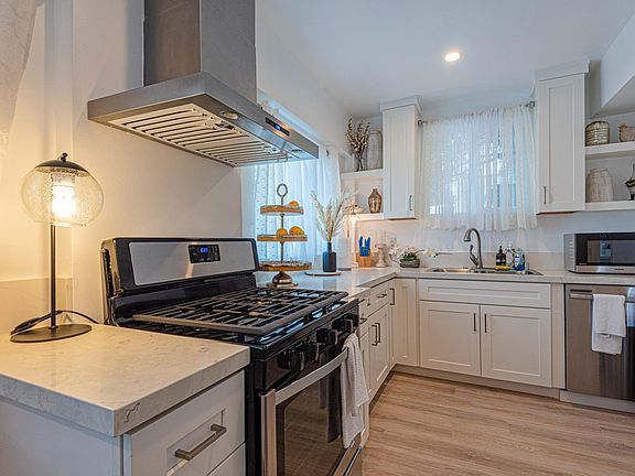 5th image of 1040 N Crescent Heights Blvd #B