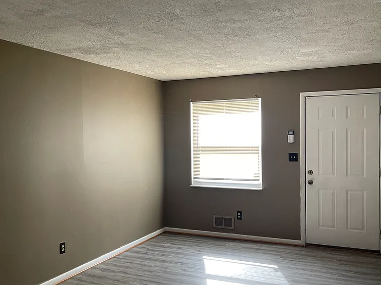 1746 Pine Tree St S #H — Photo 7