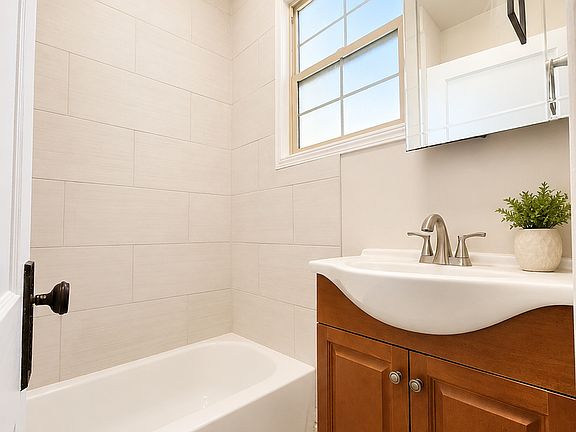 4th image of 1000 Carteret Ave APT 4