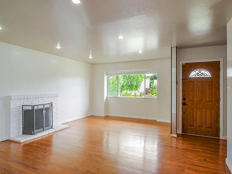 2851 Mark Ave — Photo 3