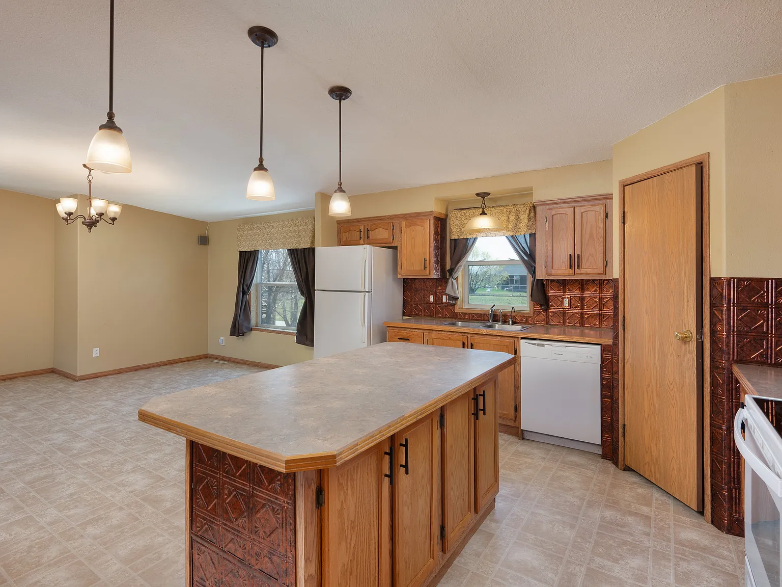 5 bed, 2387 sqft, $3,300 — Photo 4