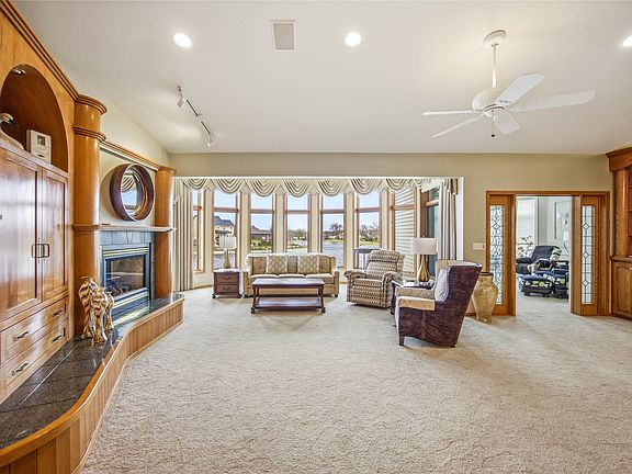 2nd image of 809 NE Vail Ct