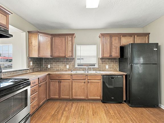 4th image of 402 E Hale St