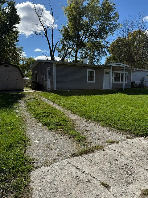3 bed, 864 sqft, $1,292 — Photo 1