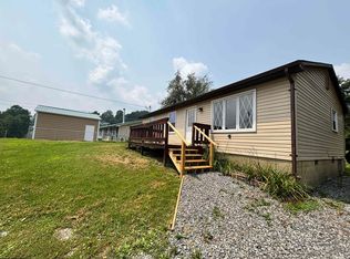 98 2nd St, Belington, WV 26250