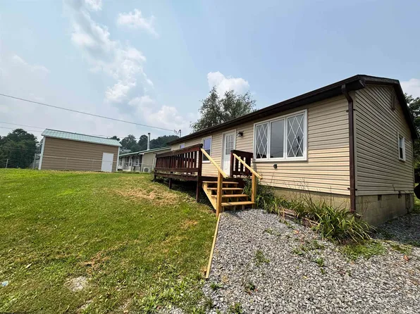 98 2nd St, Belington, WV 26250