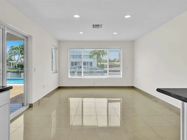 16453 NE 33rd Ave — Photo 4