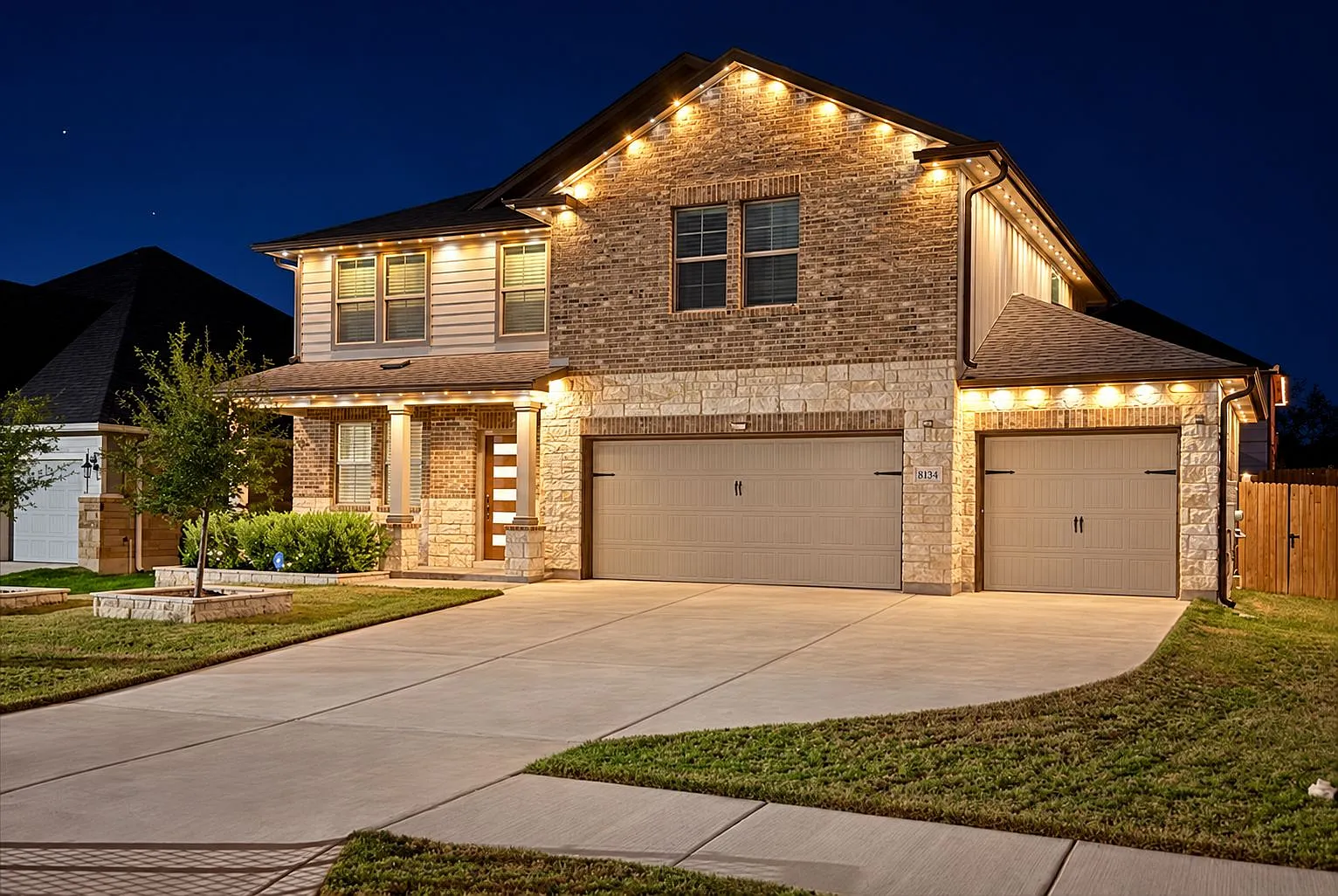 4 bed, 2.5 bath, 2303 sqft, $2,400 — Photo 2