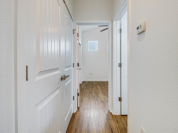 325 S 10th St, Port Aransas, TX 78373