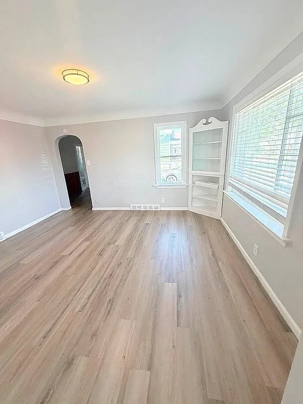 2 bed, 1.0 bath, 901 sqft, $1,095 — Photo 3