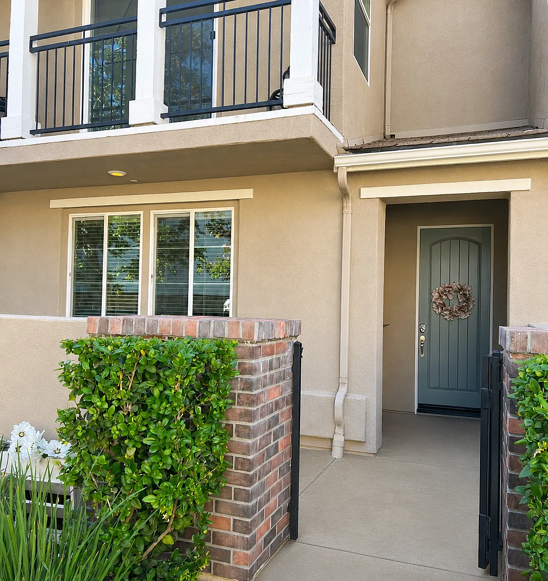 3 bed, 2.5 bath, 1393 sqft, $3,900 — Photo 1