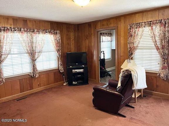 5th image of 207 E Lucille Street