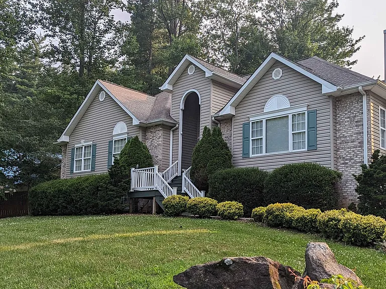 210 Winding Way Ln — Photo 2